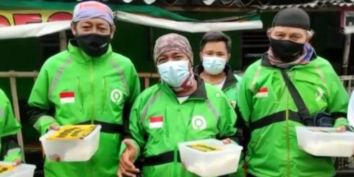 Anggota Polsek Cilincing Polres Jakarta Utara melakukan pendistribusian makan pagi siap santap nasi rendang kepada komunitas ojol