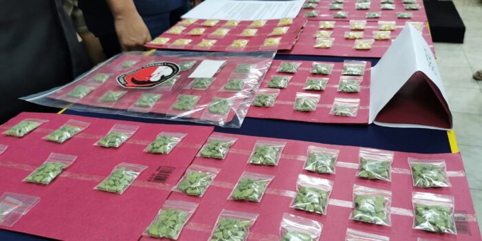 Polisi amankan 1836 butir pil Ecstasy dan 1 paket sabu dengan berat brutto 0,20 gram.