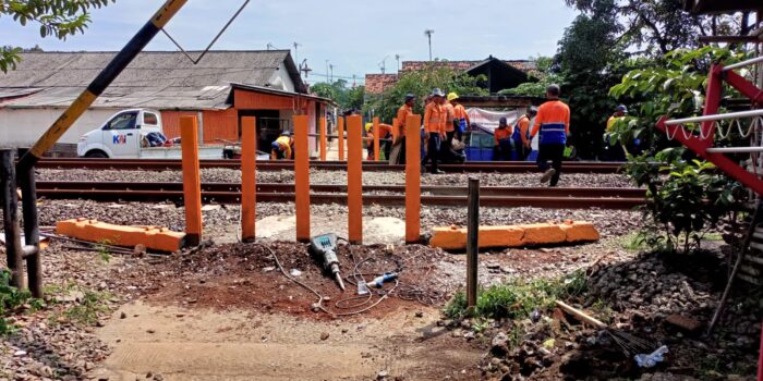 PT KAI Daop 1 Jakarta menutup 4 perlintasan liar yang rawan terjadi kecelakaan.